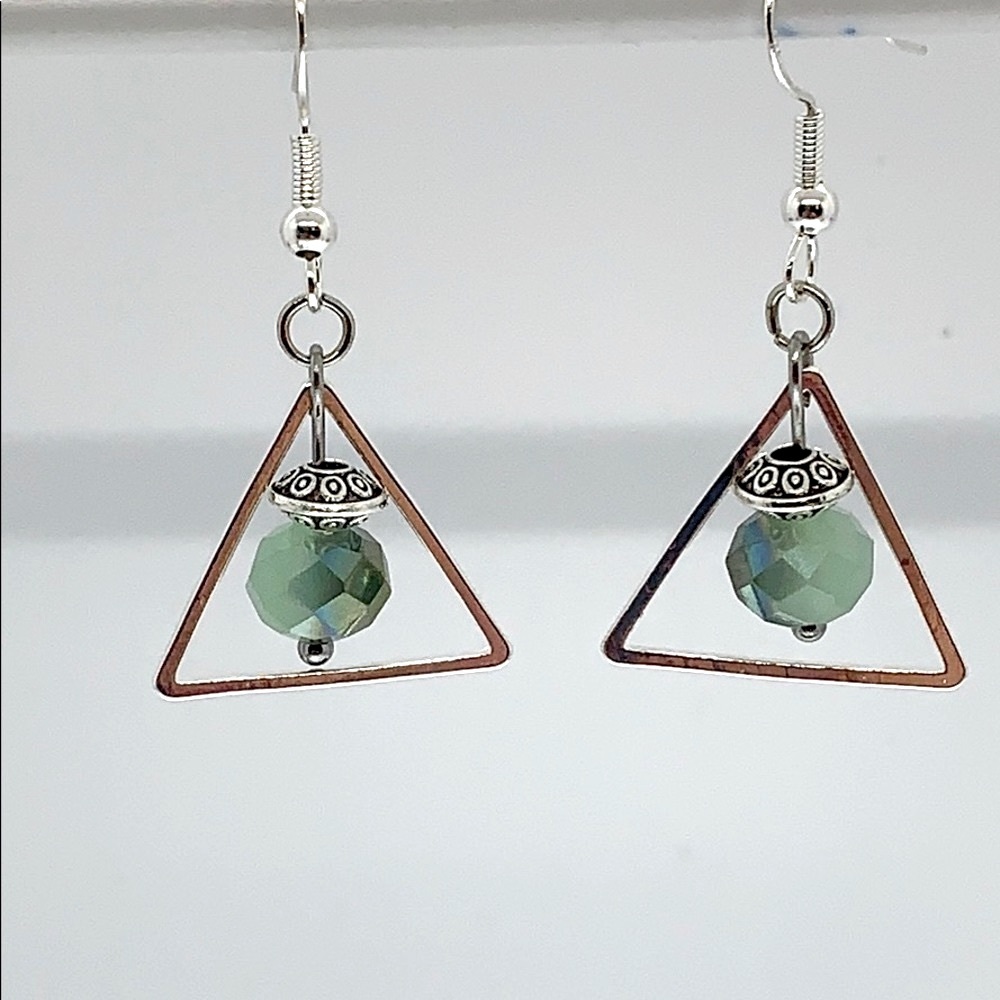 20326 Light green triangle earrings